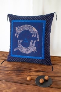 ギュッとしてホッとする小さなザブトン　ひるねのねこシリーズ (お庭のねこブルー)