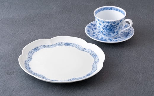 〈嘉泉窯〉総手描ボタン唐草コーヒー碗皿花割八寸皿