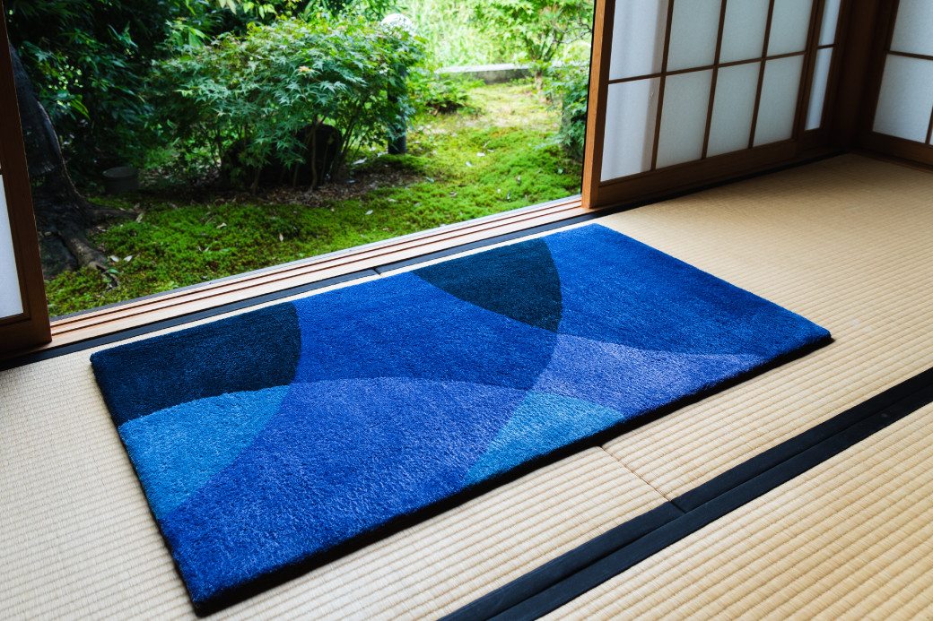 水面に波紋のように広がる円の干渉の一瞬をとらえ図形化。従来の伝統色の糸を使用しつつ、どのような住空間に適応する柄となっています。