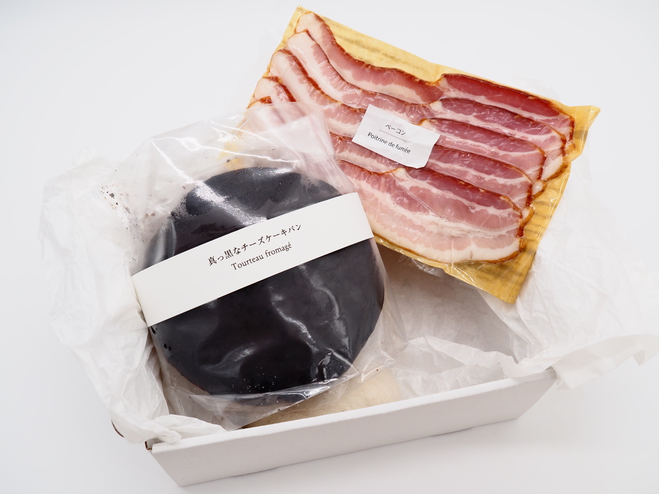 【優雅な朝食セット】真っ黒なチーズケーキパンとベーコンスライスセット チーズケーキ パン デザート スイーツ クリームチーズ おつまみ お取り寄せ ギフト 豚肉 北海道 せたな町 ふるさと納税