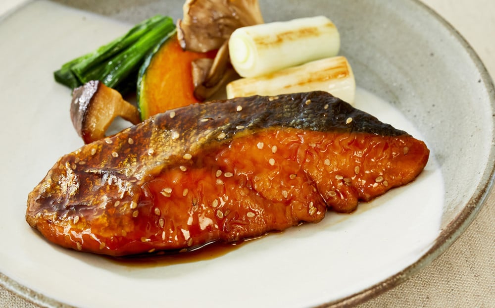 【秋鮭ごま甘酢照り焼き】お子様からお年寄りまでお楽しみいただける甘酢を加えた照り焼きです。