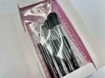 熊野化粧筆 グレイスセット (軸色：黒)【メイクブラシ 化粧筆 フェイスブラシ チークブラシ アイシャドウブラシ 熊野筆 伝統工芸 職人技 高級筆 セット ギフト 贈り物】 21-42