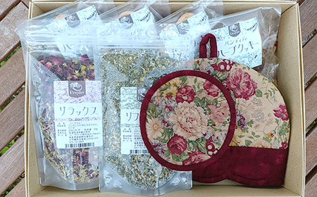 やすらぎの森のティータイムセット（カラー：赤）【Table Land Quilt×Bandia】 KBU004