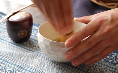 【萬古焼（ばんこやき）】愛着が色にでる茶器。焼き上がりから、使い込む程に色が変わる。萬古焼の新鋭アーティスト岡井翼。ひとつひとつダイヤの形を彫り込んだ「銀彩ダイヤカット茶椀」【岡井翼　銀彩　ダイヤ　1