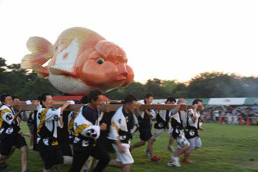 のしこら祭（金魚みこしレース）