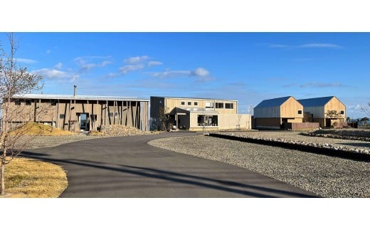 萩・石見空港から車で５分。エリア内にはコワーキングスペース、サウナ、カフェが立地。