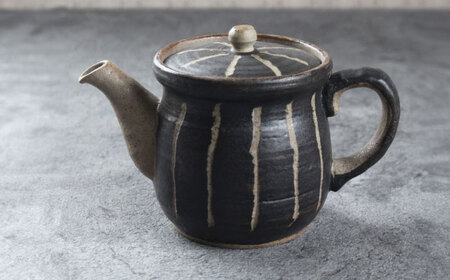 【瀬戸焼】 「舞陶館」　線彫 ポット急須・黒色（金網茶こし付）１個 【松本陶器株式会社】/ 急須 ポット / 瀬戸市[BBDX007]