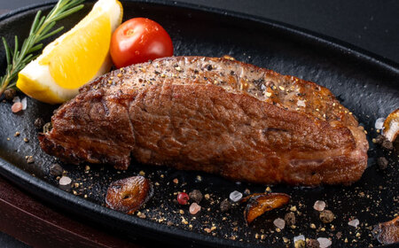 あか牛 ステーキ用ヒレ肉(約800g)、馬刺し(約200g)セット 計約1kg / 牛肉 馬肉 食べ比べ　【合同会社 たべたせいか】[BHBY006]