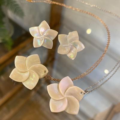 ふるさと納税 屋久島町 夜光貝細工のプルメリア・ピアス |  | 02