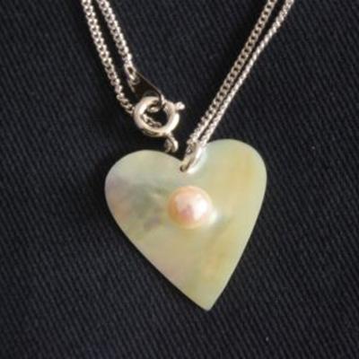 ふるさと納税 志摩市 貝と真珠のペンダント【ハート:アコヤ】