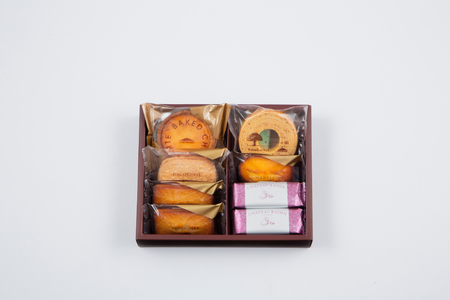 【印伝の山本×CHATERAISE】〈ふるさと納税限定〉甲州印伝小銭入れ・焼き菓子詰め合わせ【森と水柄】印伝小銭入れ・ガトーアソート8入