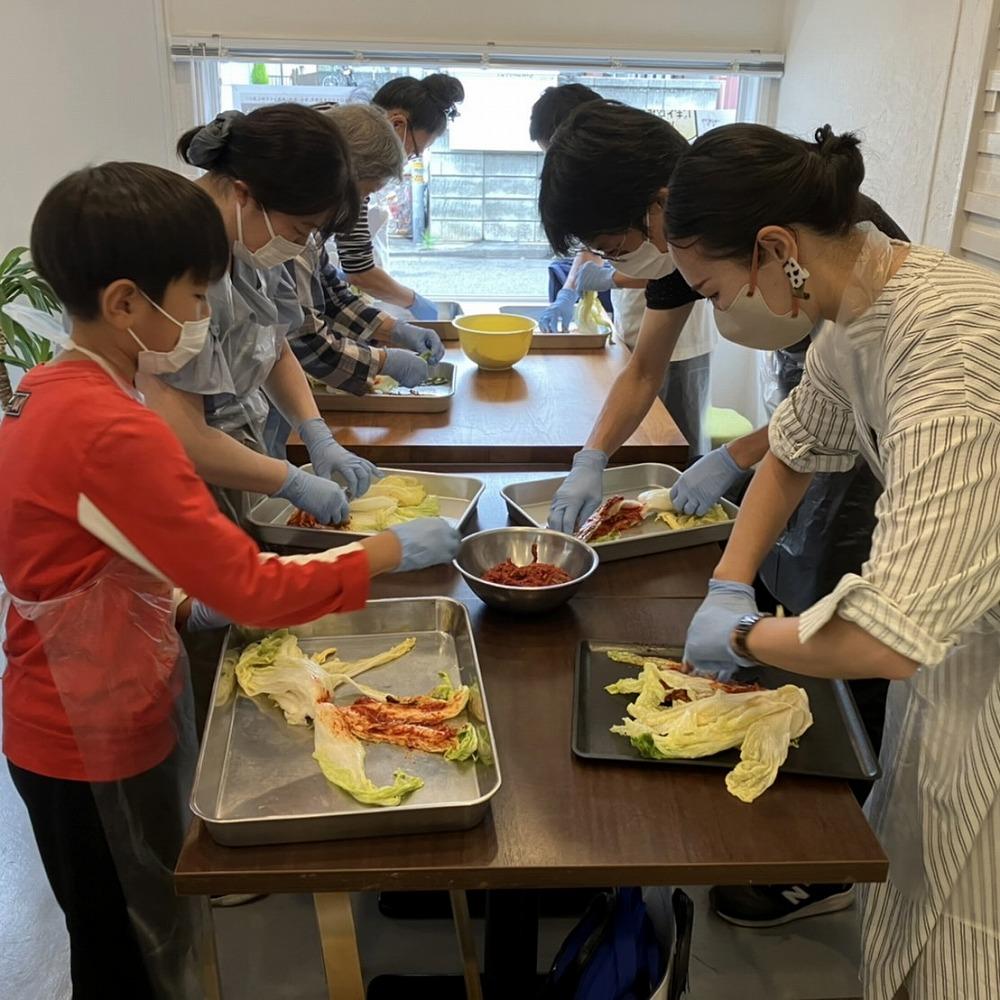 (団体貸切プラン9名様利用) 川崎名物キムチ専門店『おつけもの慶』工場見学およびキムチづくりと特別なランチ体験クーポンおよび川崎名品お土産セット付(9名様分)