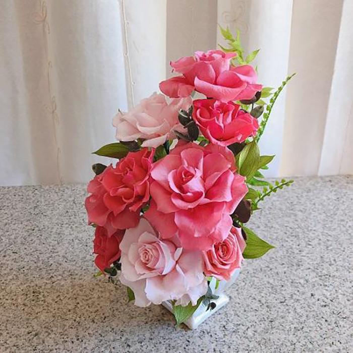 【ふるさと納税】大輪のバラの花が咲き誇るプリザーブドフラワー・bell薔薇（クリアケース入り）　ピンク系