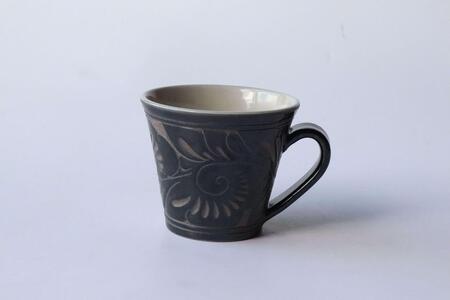 ＜受注生産品＞黒釉唐草線彫 ( マグカップ小 × 1個 )｜沖縄　やちむん　育陶園　人気　伝統
