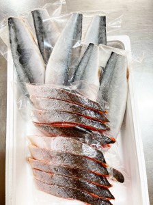 迷ったらコレ！！魚鶴商店の天然紅サケ1kg & 塩さばフィレ6枚セット【uot744-1】