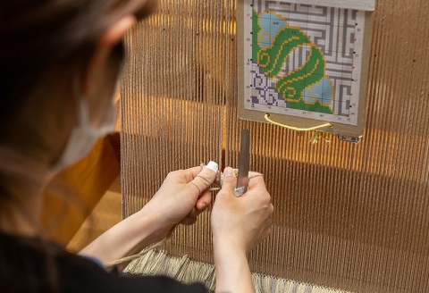 鍋島緞通[手織] 蟹牡丹縁雷文 灰地：C610-001