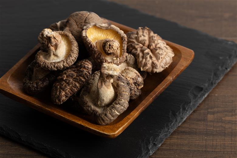 原木椎茸 どんこ椎茸 小袋セット 300g (50g×6袋) | うまみだけ 椎茸 しいたけ どんこ 干ししいたけ 九州 大分県 原木栽培 九州 送料無料