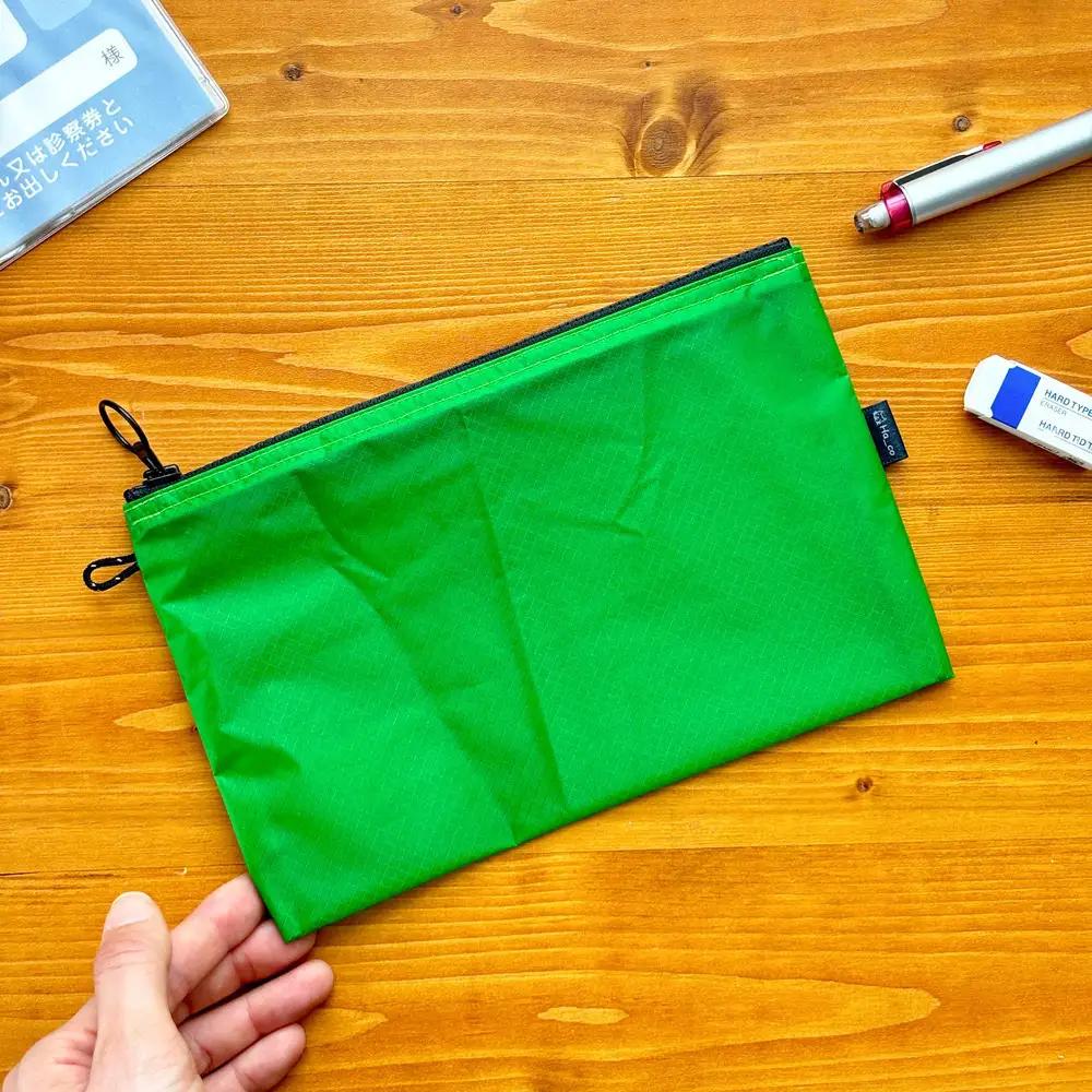 【緑】A6が入るとっても軽いナイロンフラットポーチ（マチなし）旅行用や化粧品にも