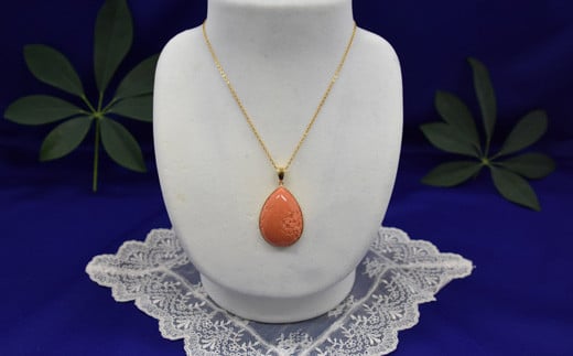 
さんごの吉良：桃珊瑚の彫りペンダント
