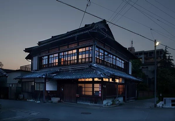 　銘柄「基峰鶴」は、国の特別史跡基肄（きい）城がそびえ立つ基山の山懐を悠然と舞う鶴の優美な姿から名づけられたものです。