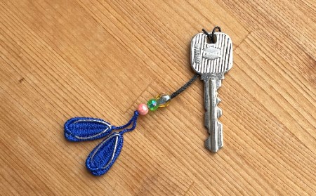 	福祉応援品！旅の安全祈願 足摺わらじストラップ（４本入） お守り 四国 お遍路 色おまかせ 金のわらじ入り【R00767】