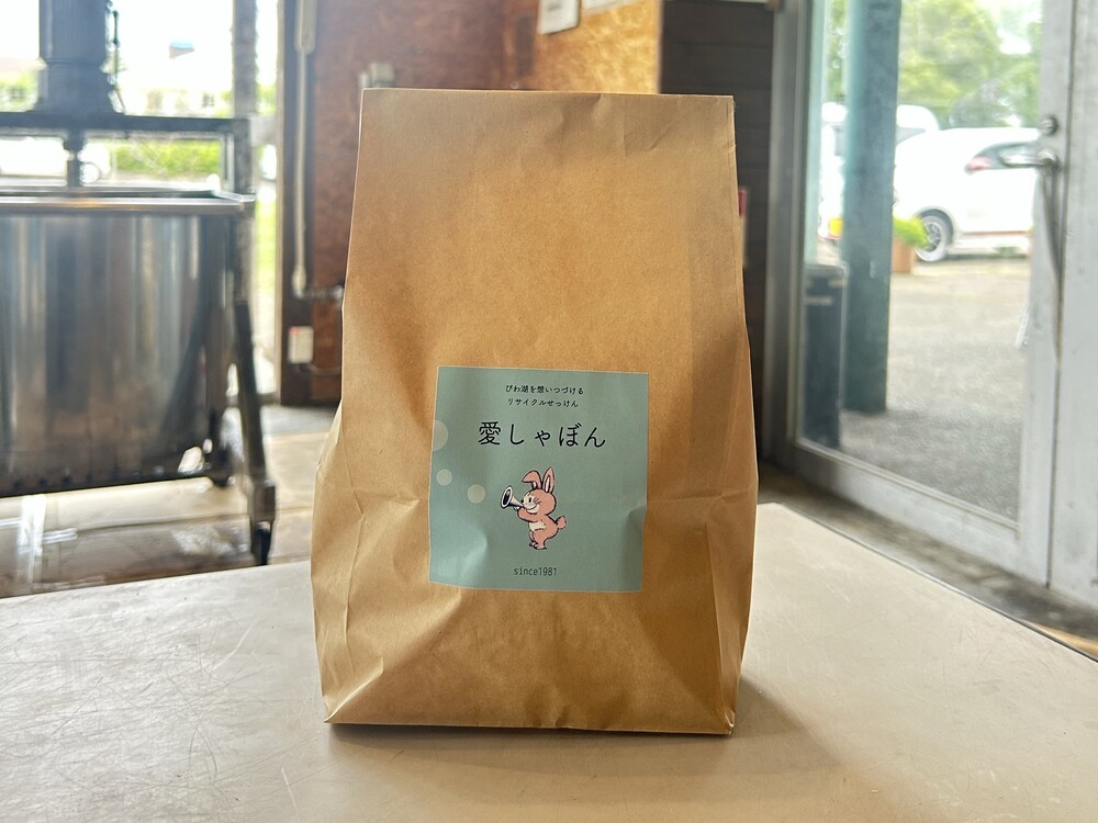 
                  廃食油リサイクル粉せっけん 愛しゃぼん 1200g×3袋 ＮＰＯ法人 愛のまちエコ倶楽部 滋賀県 東近江市 11-058-0007 リサイクルせっけん 粉せっけん 廃油 再生 洗濯 洗剤 石鹸 びわ湖 環境 エコ 掃除 食器洗い
                