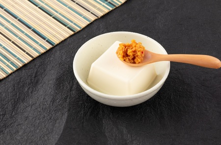 ＜辛みそ万能おかず生姜 8袋セット（130g×8P）＞国産生姜を細かく刻み旨みのある味噌と唐辛子を加えた万能おかず生姜！【MI090-ko】【株式会社上沖産業】