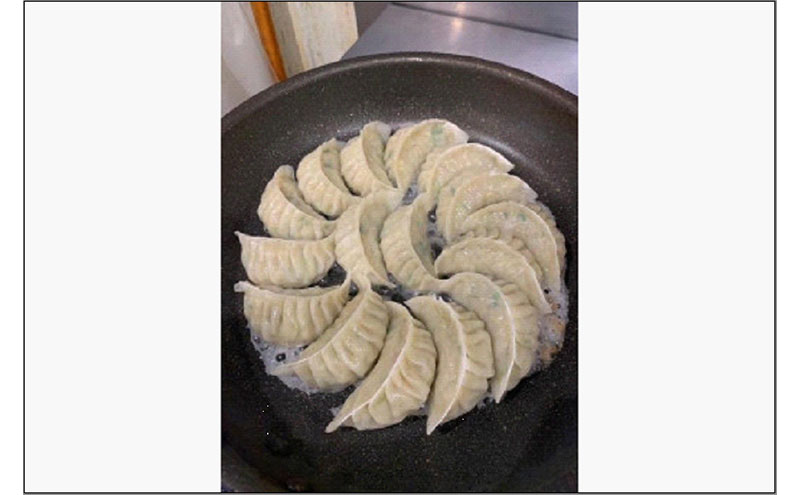 博多豚足コラーゲン入り餃子（プレーン3パック（30個）、チーズ＆バジル1パック（10個）、桜えび1パック（10個）、季節限定（10個））| 冷凍餃子 餃子 生餃子 焼き餃子 小分け 手作り ぎょうざ 