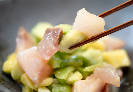 【定期便4回】朝〆ぶりとアボカドのポキ（80ｇ×5個) ブリ 鰤  ポキ丼 海鮮丼 高知県 大月町 