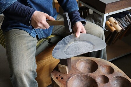 【金属工芸品】月色のトレー アルミ製 黄色 18.5cm×19.5cm×1cm程 1枚 軽銀草木染トレー キッチン 皿 食器 トレー おしゃれ お洒落