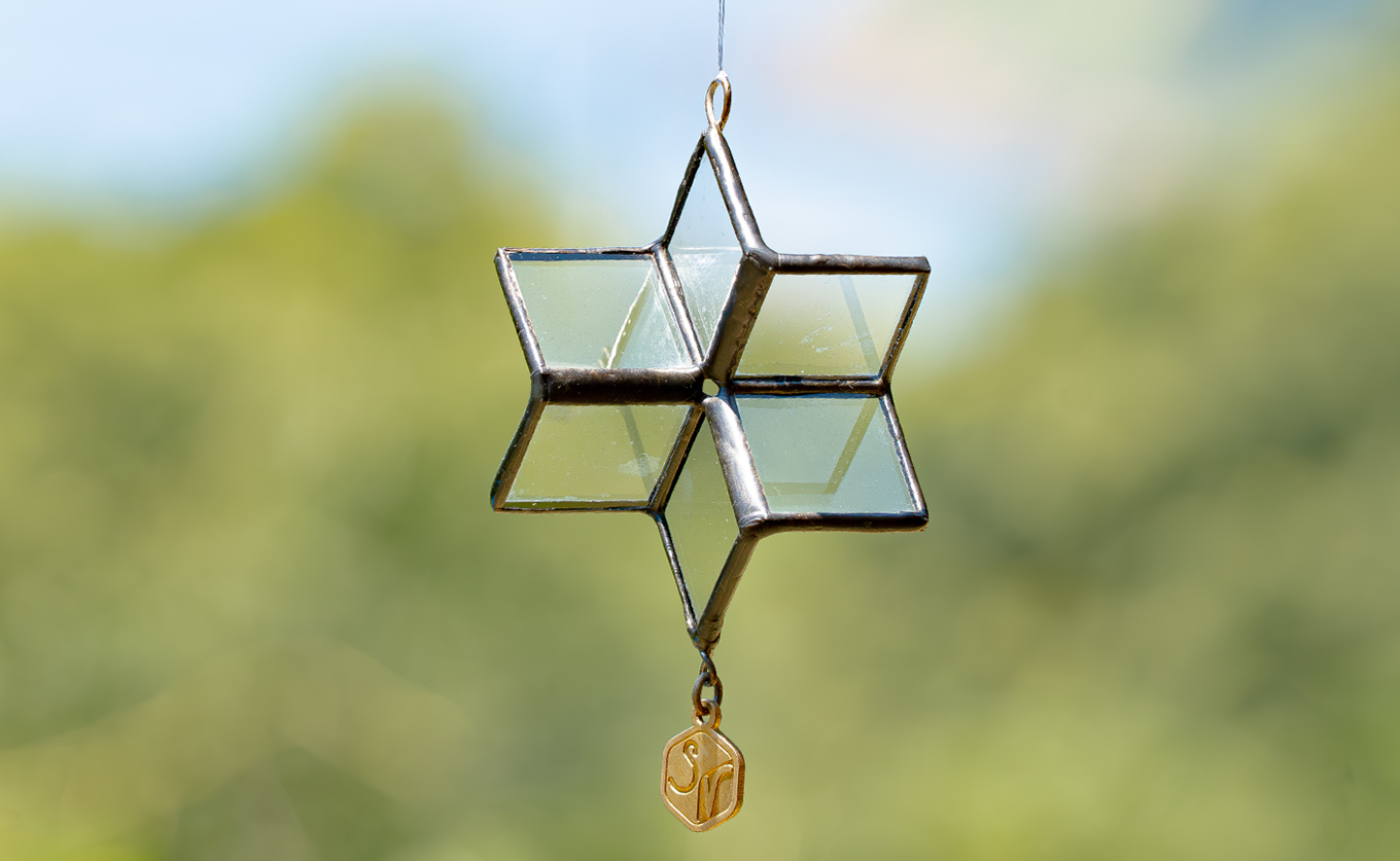 ステンドグラス 雪の結晶 モチーフ オーナメント スノーフレーク クリア ガラス製｜手づくり インテリア 冬 飾り 窓飾り 天井飾り 氷の結晶 プレゼント ギフト 雪模様 クリスマス 北欧風 おしゃれ