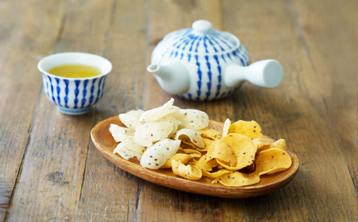 【雲南市産米使用】くせになる！おからっとちゃん（定番しお味）×8袋 お菓子 おやつ グルテンフリー ヘルシー おからチップス 無添加 島根県雲南市/株式会社大東農産加工場 [AIEG010]