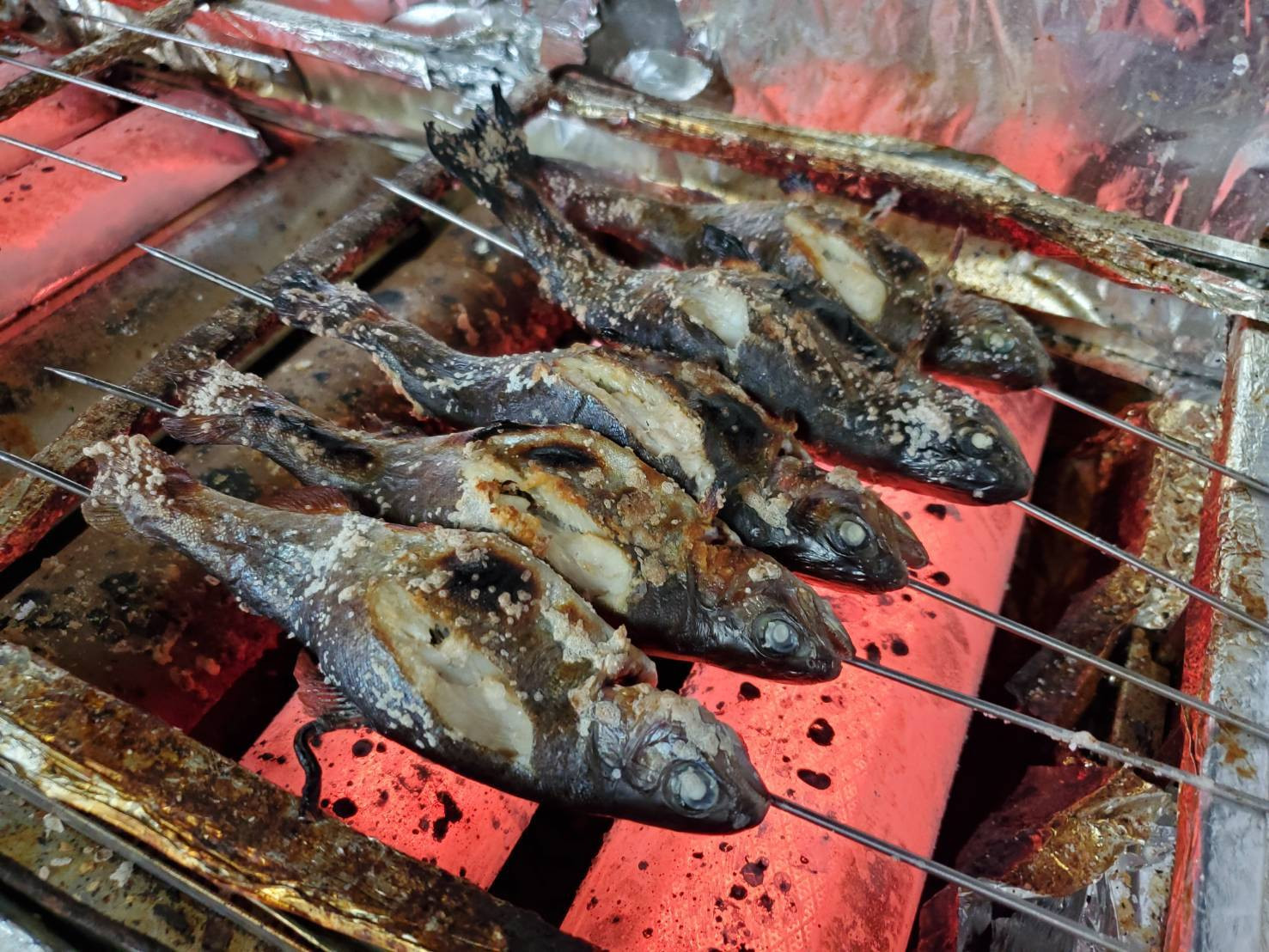 釣った魚は、別途料金にて、塩焼きや唐揚げにしてお召し上がりまたはお持ち帰りが可能です。