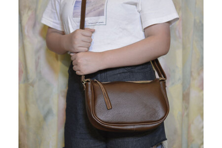 AX015-1　益子の革工房maharoのラウンドショルダーポーチ（S）ブラウン