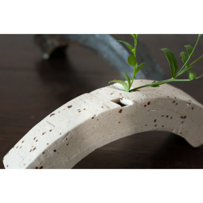 花器 アーチ 白 【一輪挿し 手作り 陶器 オブジェ インテリア 癒し 贈り物】(H038126)