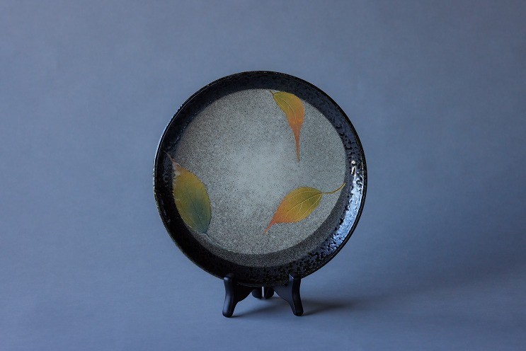 
                  23-196　網田蒼土窯　木の葉文　丸皿　熊本県伝統的工芸品
                