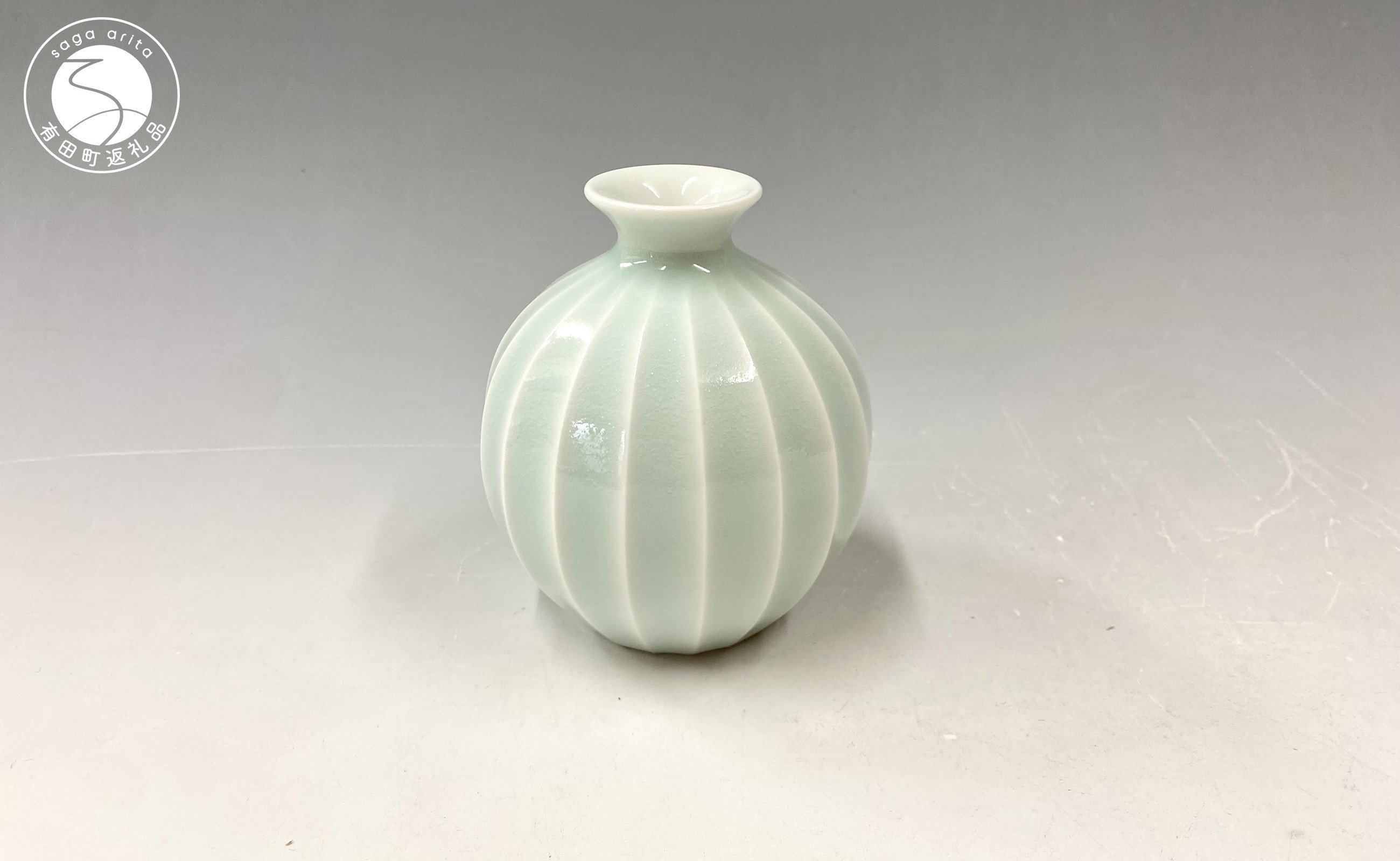 
            有田焼 青白磁稜線花器【中仙窯・中尾純作】 花瓶 花びん 花器 青白磁 伝統工芸 作家 シンプル A80-49
          