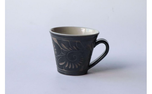 
                  ＜受注生産品＞黒釉唐草線彫 ( マグカップ小 × 1個 )｜沖縄 那覇市 日用品 食器 グラス マグカップ  唐草 線彫 陶器  受注生産品  手作り 伝統工芸 やちむん
                