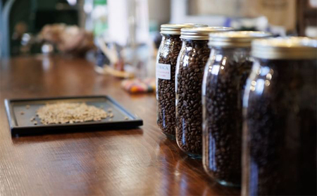 【3ヵ月定期便】丁寧にハンドピックされたこだわりのコーヒー豆100g×3種類(中深～深煎り)【豆】  珈琲 コーヒー豆 珈琲豆 豆 焙煎 自家焙煎 セット