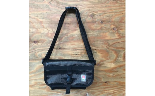 【SUWAプレミアム】FIRE HOSE PRODUCTS　ボディバッグ　ブラック（M）（パイピングカラー：紺）／バッグ ななめ ショルダー ブラック レディース メンズ 信州 諏訪【11-57N】