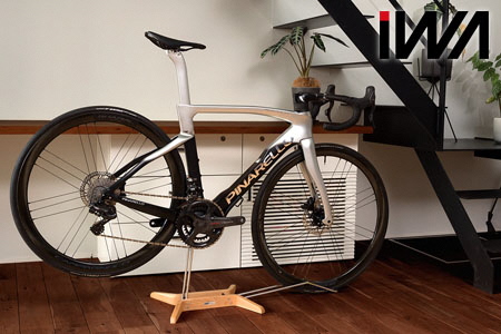老舗家具メーカー「カリモク家具」と共同開発した高級天然木材のロードバイクスタンド「iWA1匠」本桜【0206】