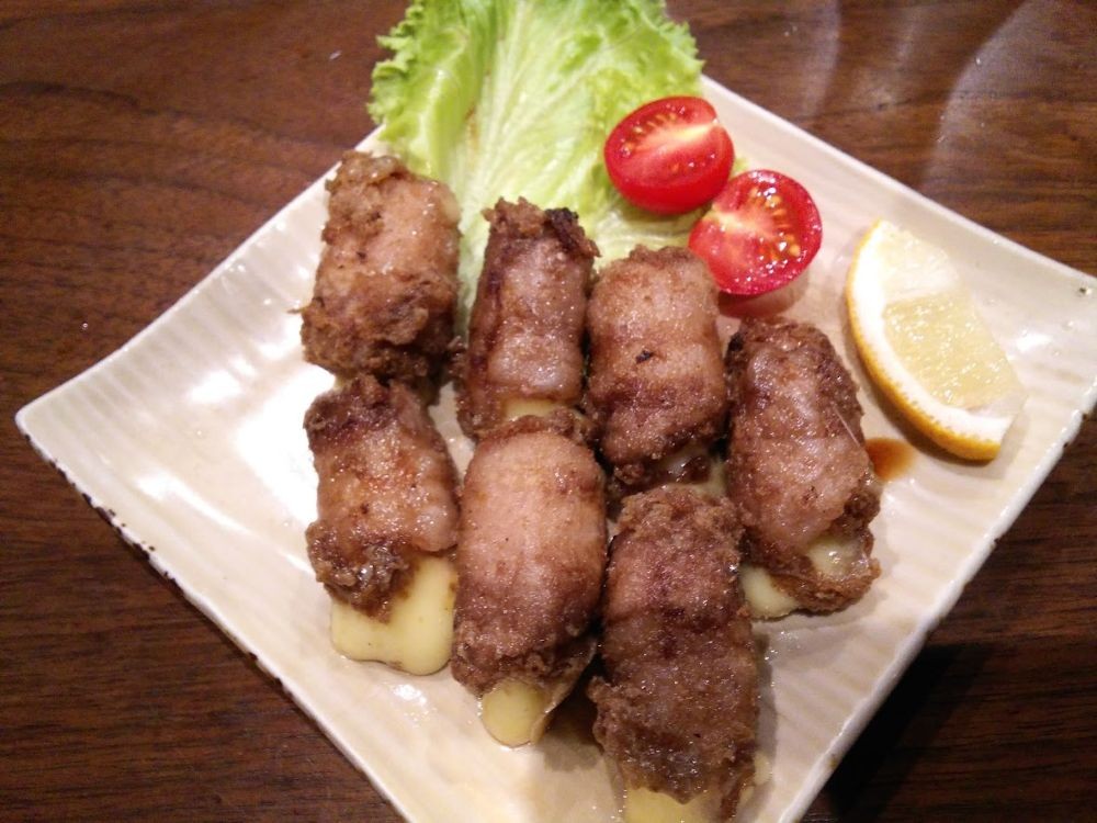 チーズにお肉を巻き付けサッと焼くだけ。3分半で出来上がり。　料理が不得意な僕でもできる酒の肴簡単レシピ。