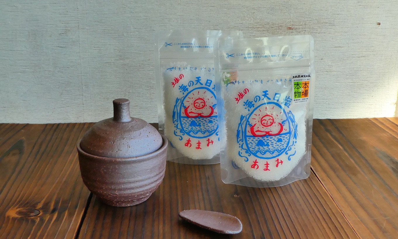 
            どんぐり の 塩壷 と 塩さじ の セット（ 土佐 の海の 天日塩 「あまみ」 2袋付き）［1654］
          
