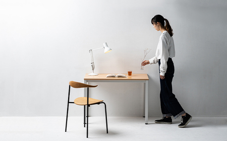 オフィス家具のプロが作る在宅ワーク向けデスク（天板：ナチュラル/ホワイト、脚：3色） 天板：ホワイト、脚：ブラック