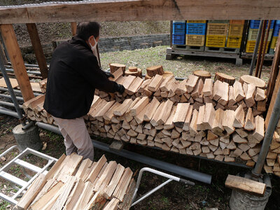 薪 / まき ( 広葉樹 遠野の 楢 ナラ の木 ）約  20kg 【東北・関東信越 地域限定発送】 薪ストーブ アウトドア キャンプ に！