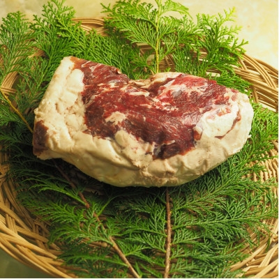 
                  冬の熊肉(部位お任せ)約1kg【1781852】
                