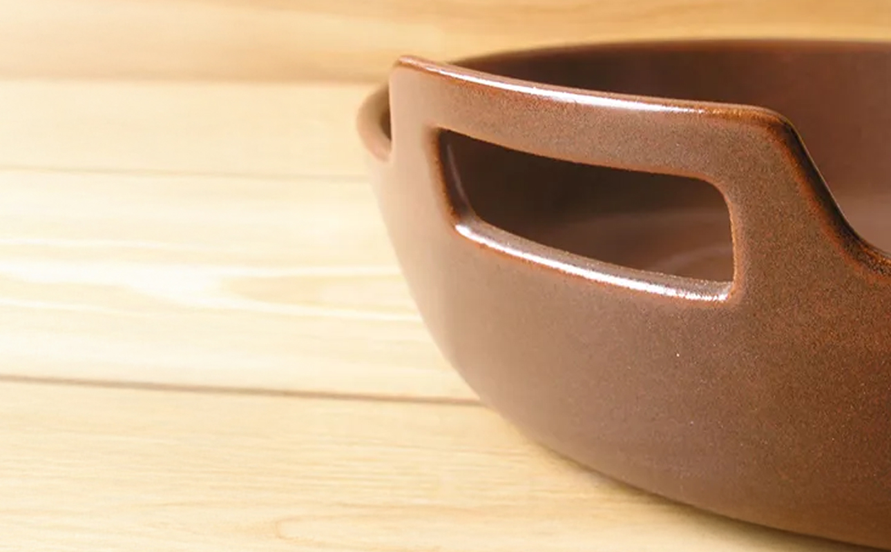 【萬古焼（ばんこやき）】スタイリッシュな浅型円形デザインの西洋土鍋 4th-market  ロティ グリルキャセロール 赤1個【鍋、土 鍋、煮物、スープ、万能、肉料理、魚料理、焼野菜、おしゃれ、かわい