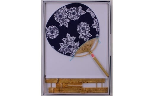 日永うちわ   伊勢木綿   菊づくし（中）  両用うちわ立て付