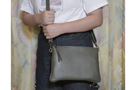 サコッシュ Mサイズ オリーブグリーン AX113-4