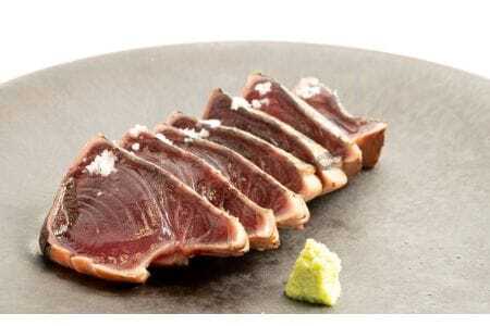 M139　一本釣り藁焼き戻り鰹たたき１Ｋｇ（藻塩入り）